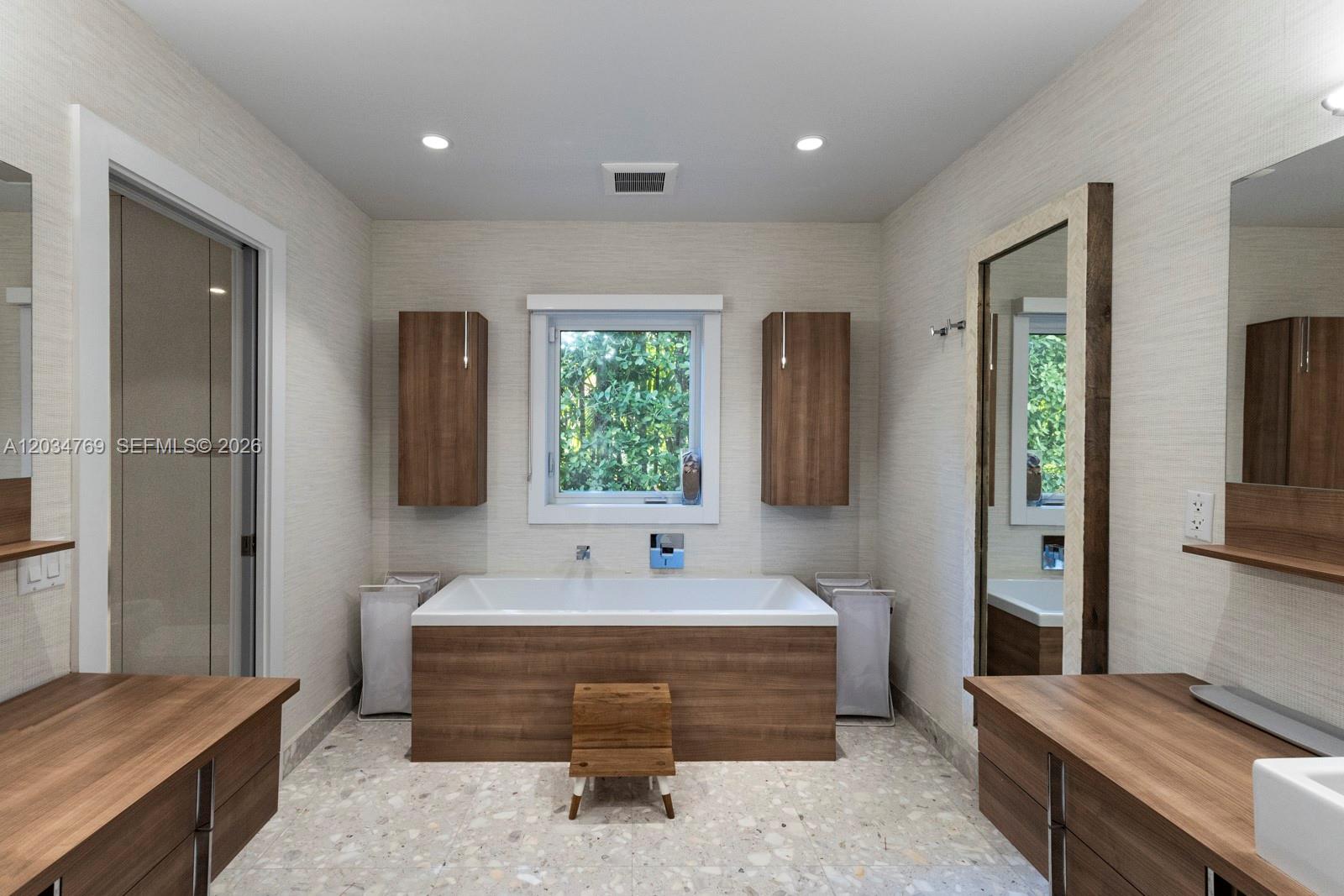 5780 Las Palmas Coral Gables, FL 33156