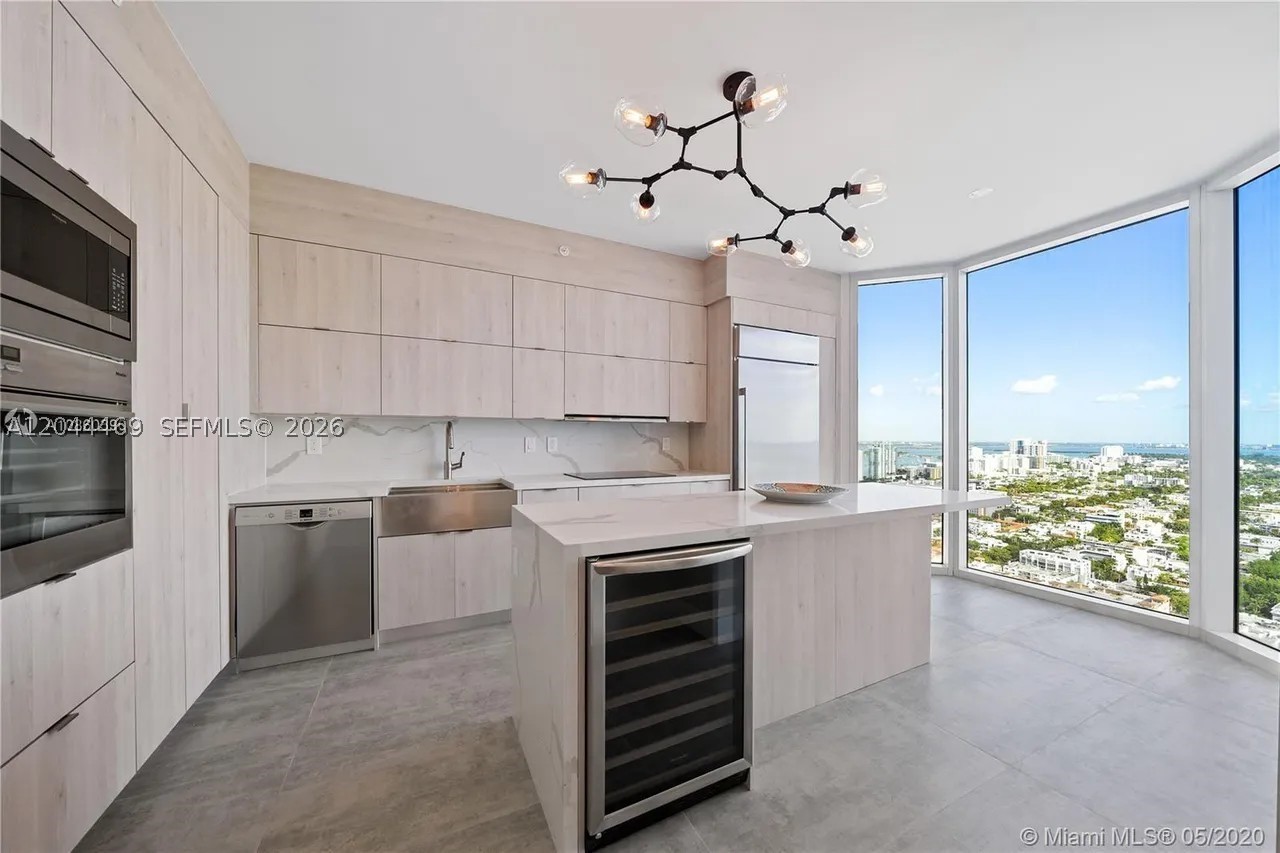 300 S Pointe Dr #3604