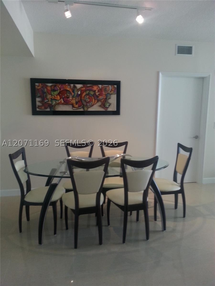 image The Venture at Aventura12