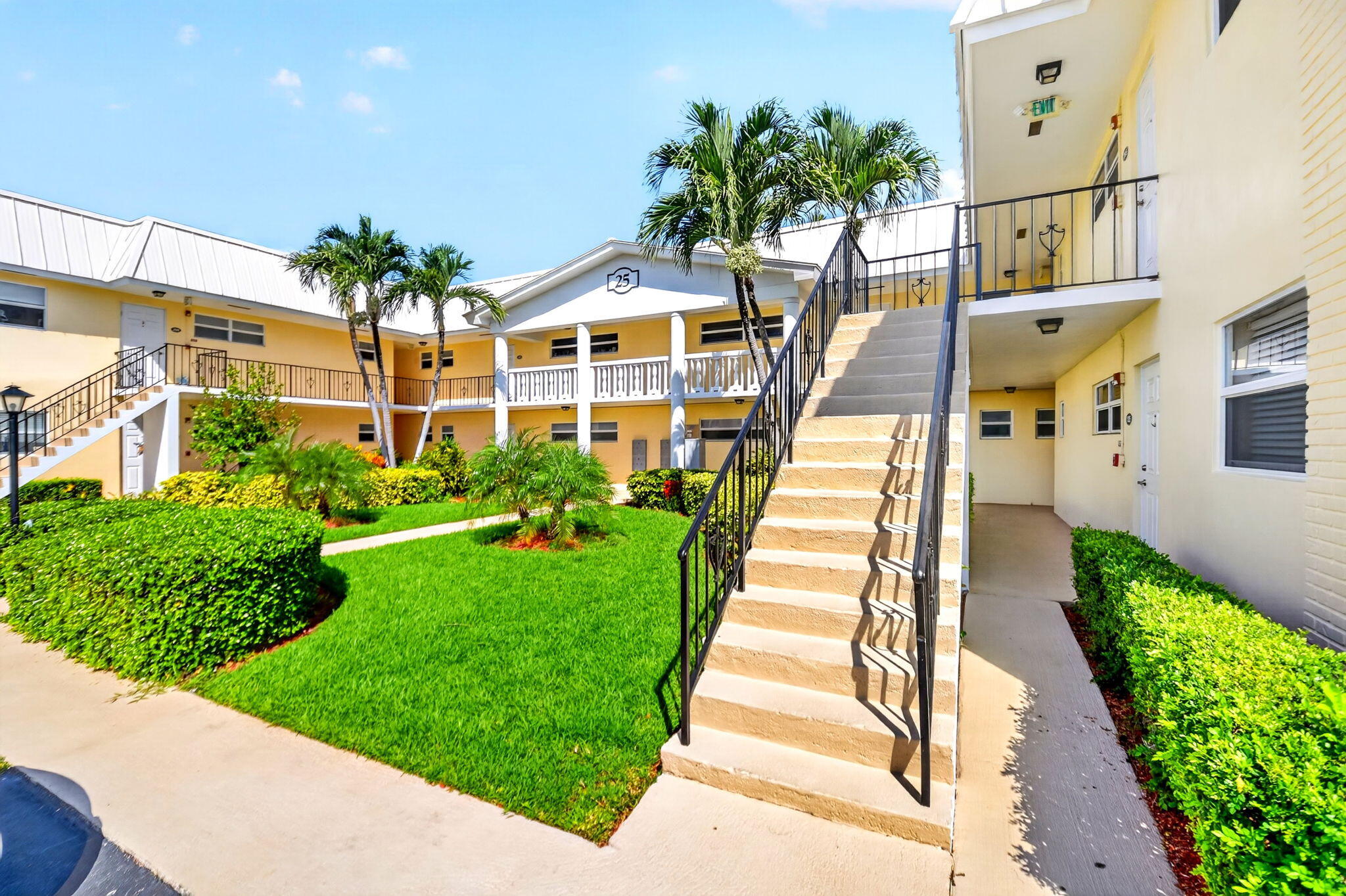 25 Colonial Clb #205
