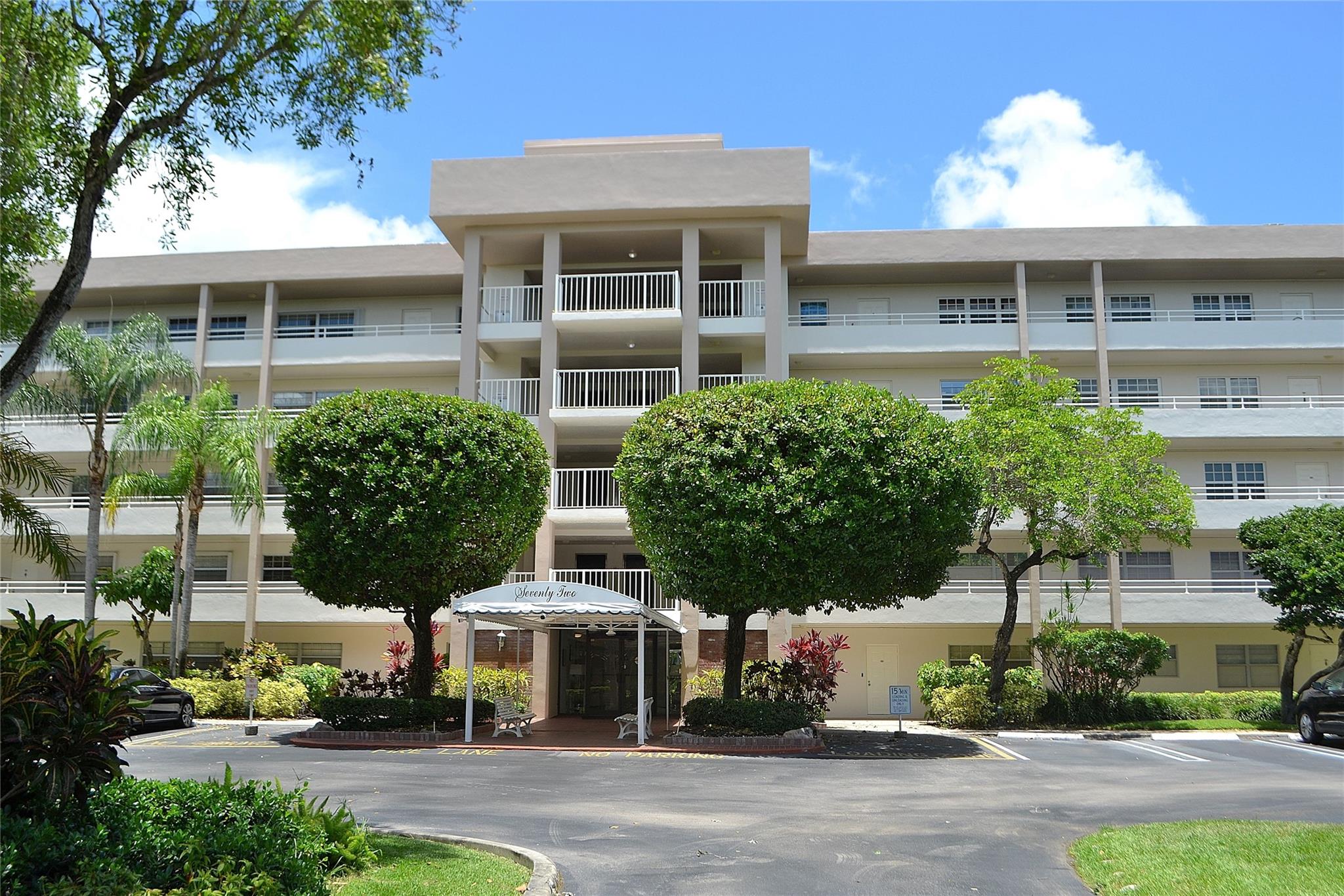3850 Oaks Clubhouse Dr #405