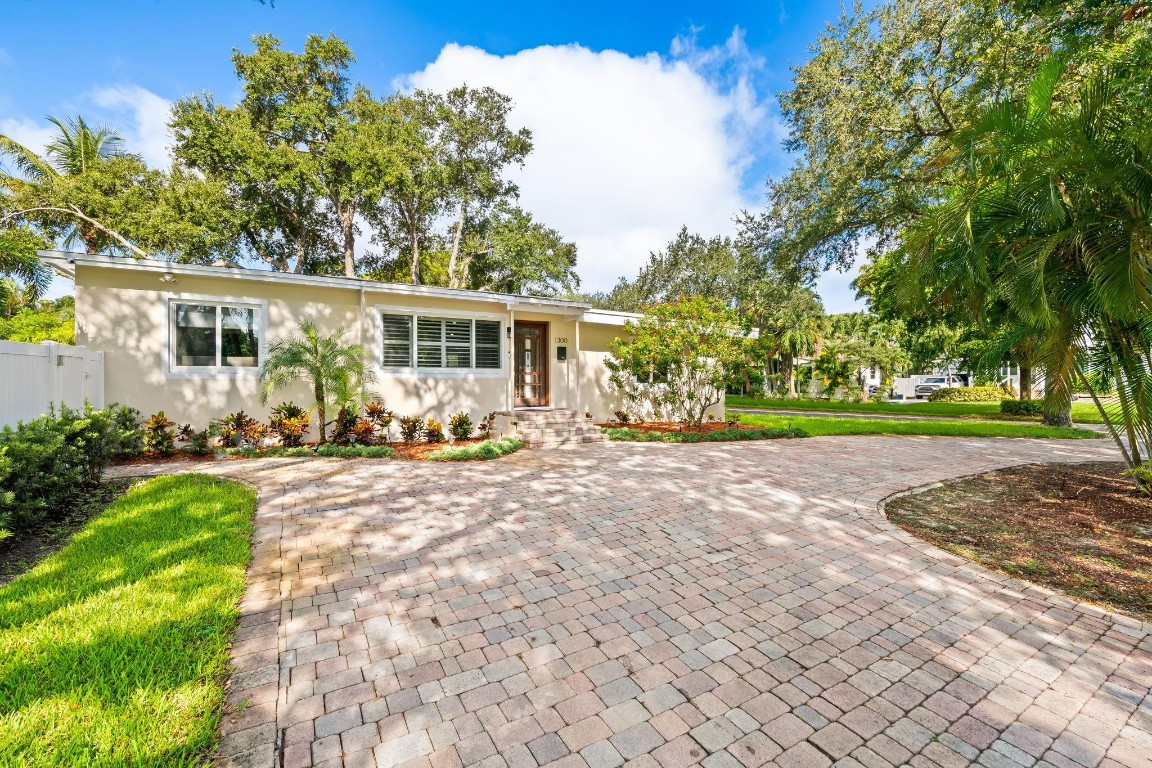 1300 SW 17th Fort Lauderdale, FL 33315