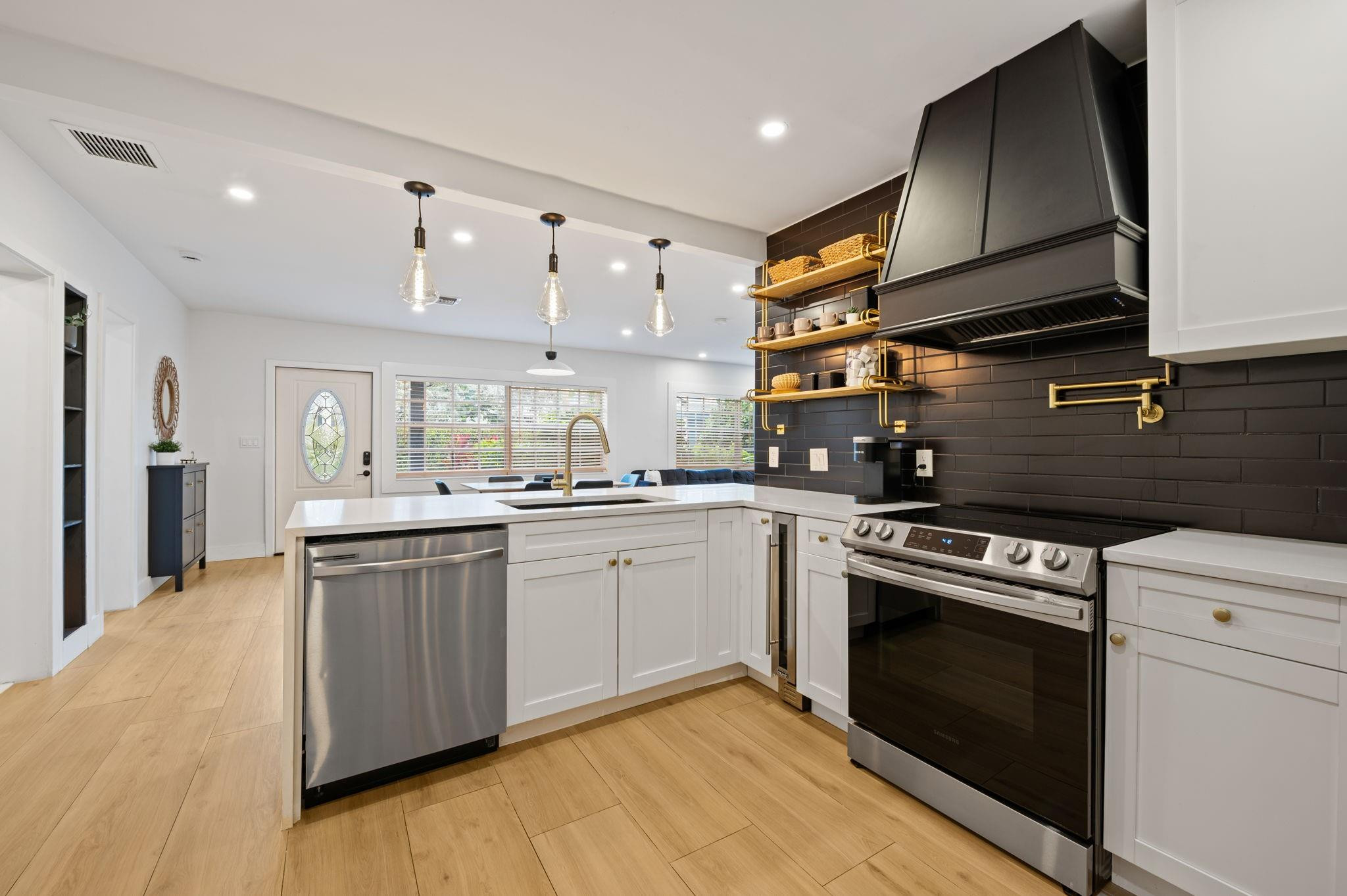 739 NE 17th Fort Lauderdale, FL 33304