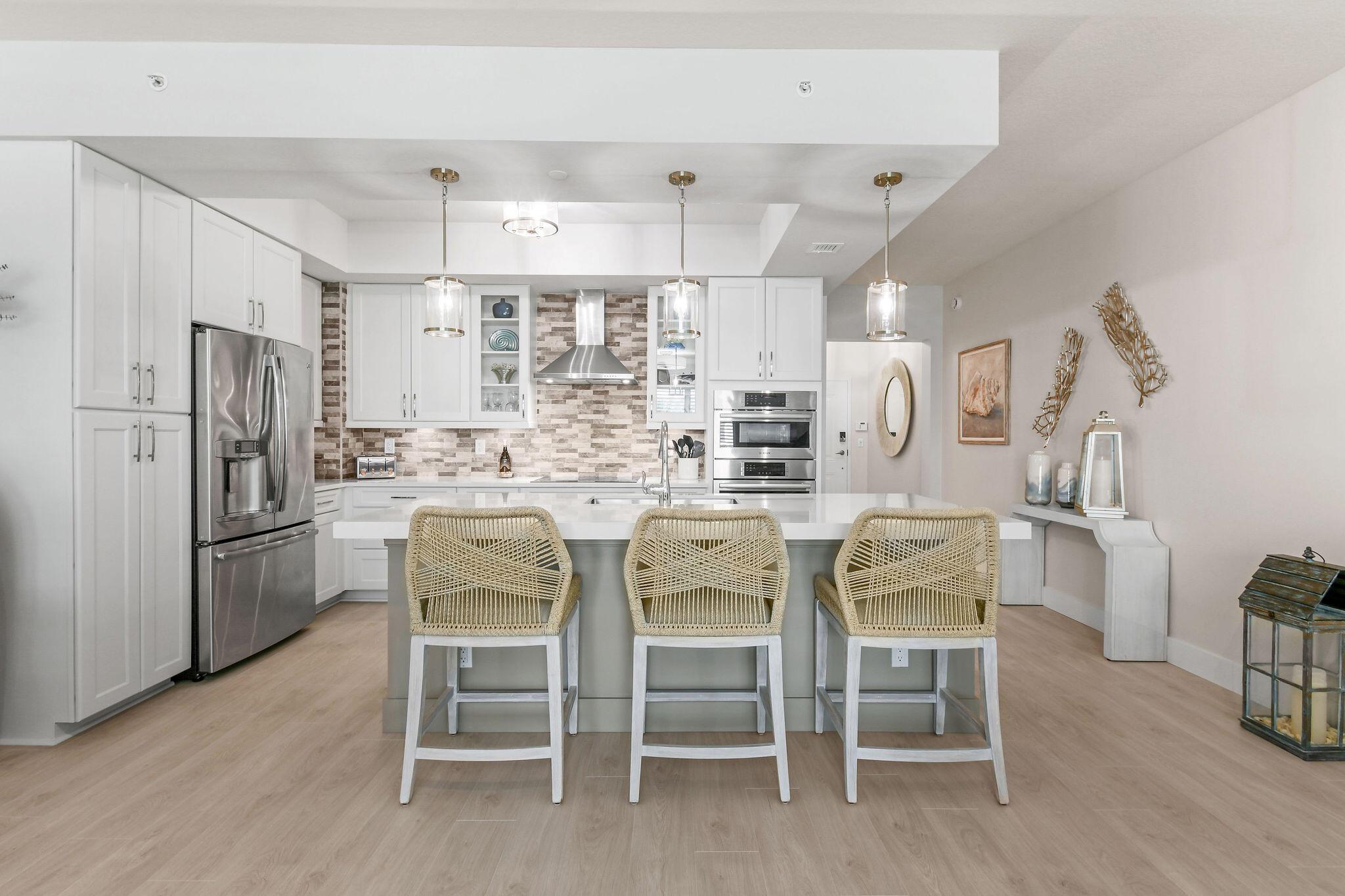 915 Bay Colony Dr