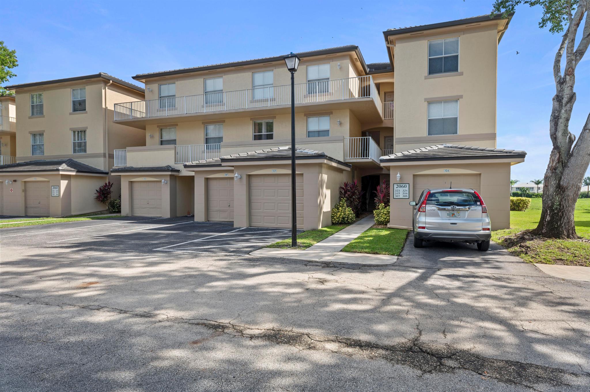 2060 Greenview Shores Blvd #323