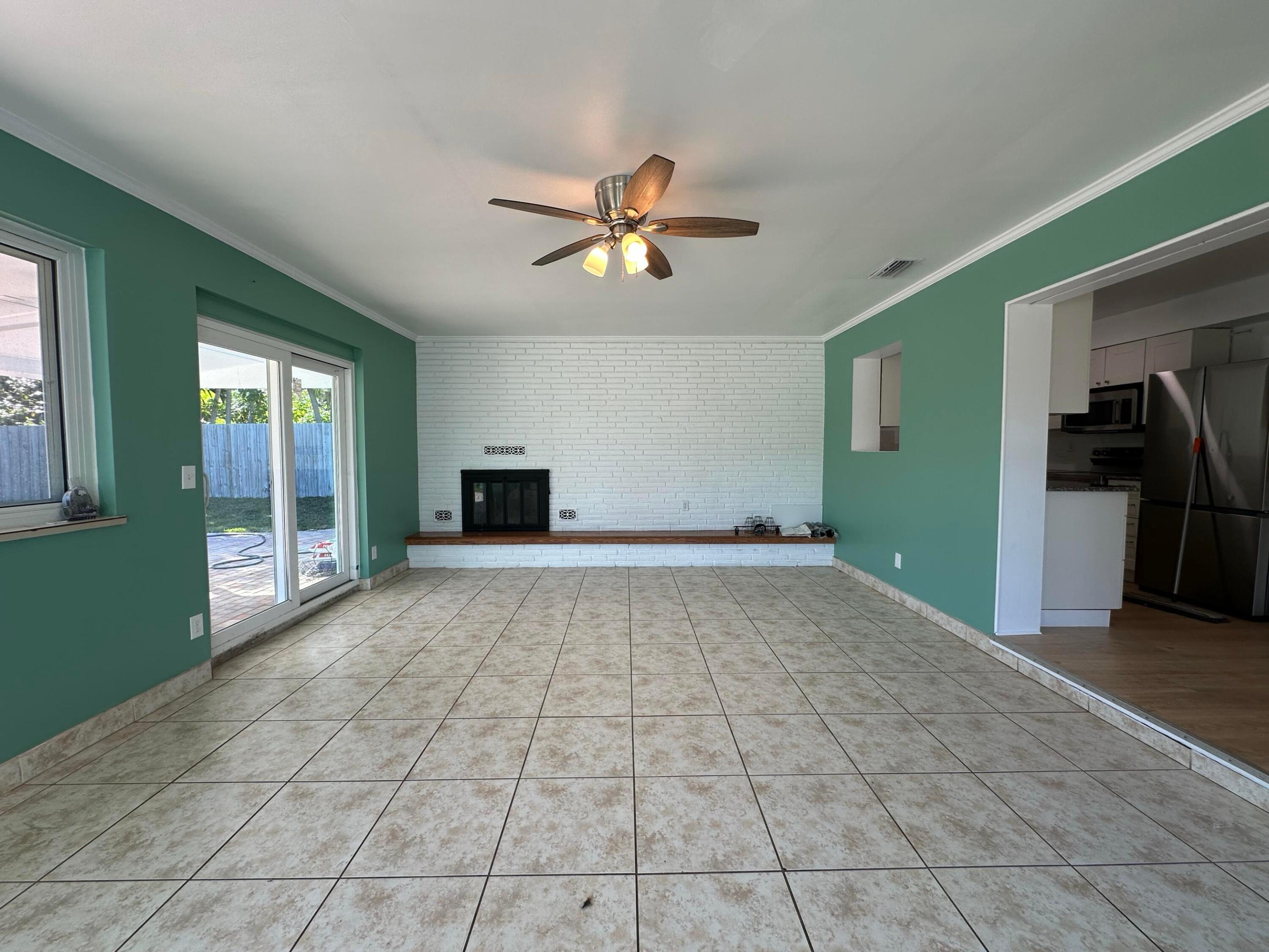 2017 Collier Lake Worth, FL 33461