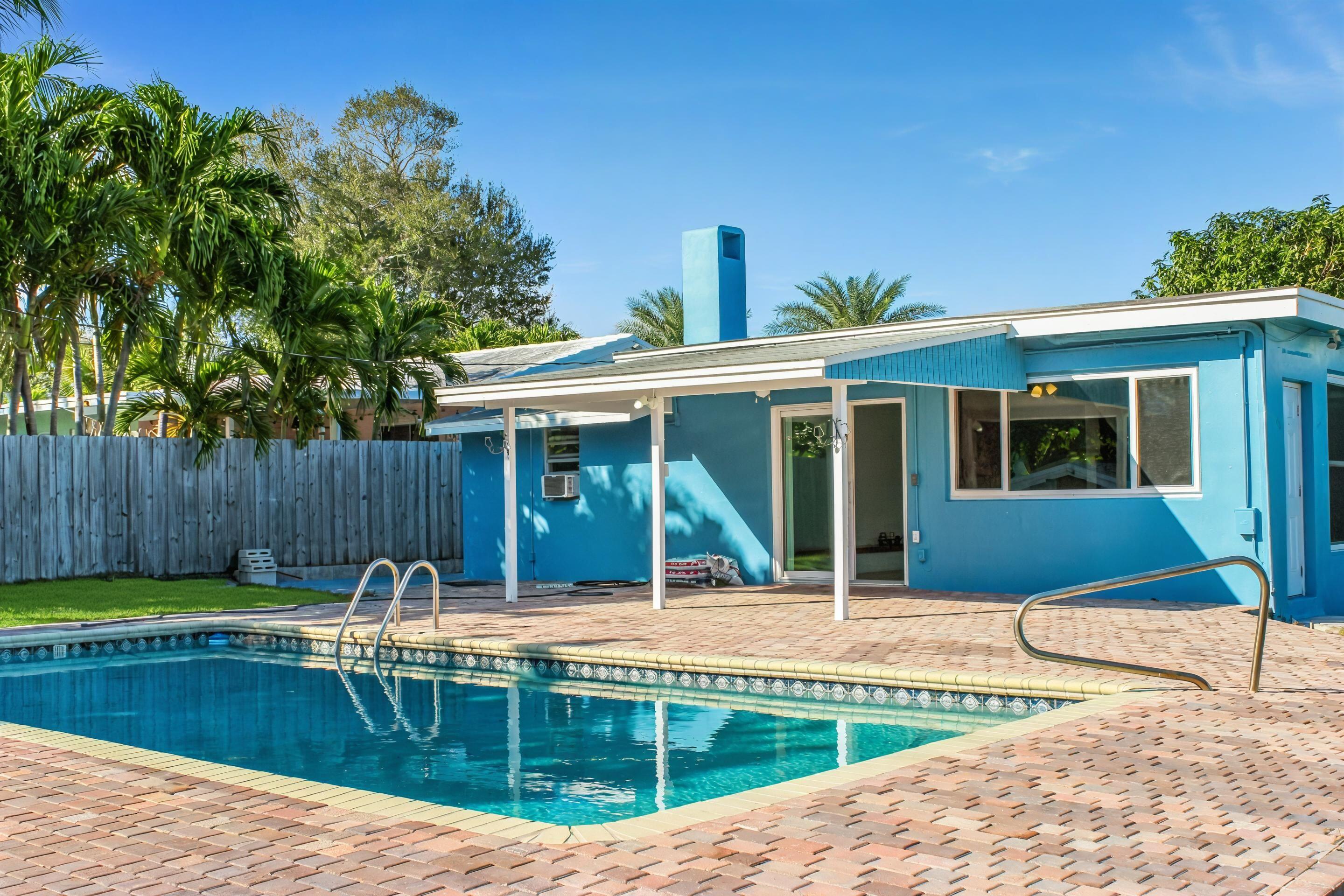 2017 Collier Lake Worth, FL 33461