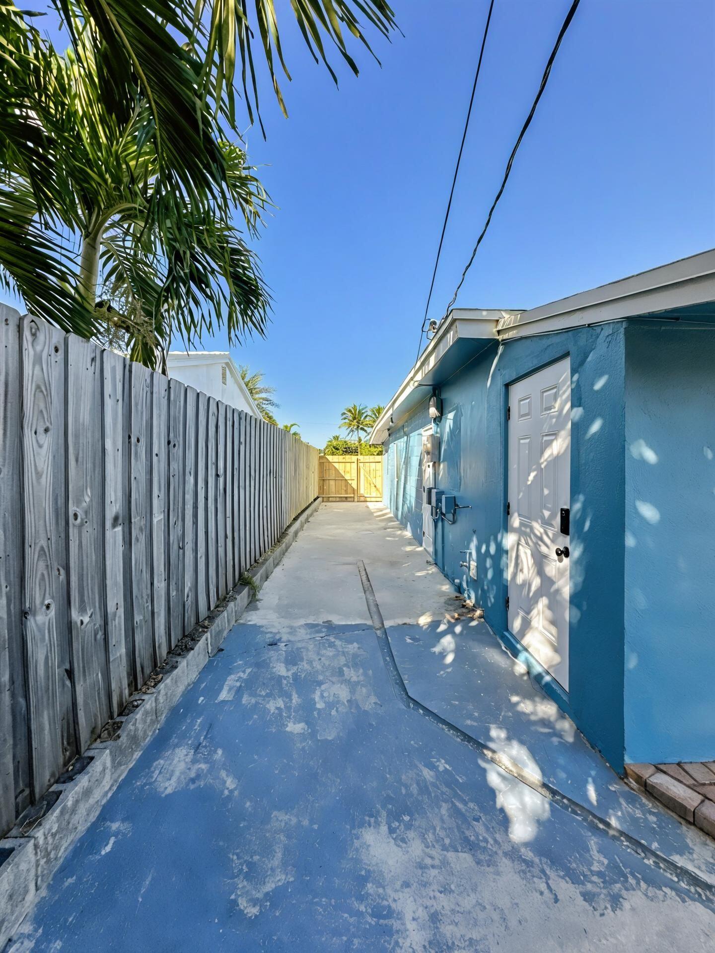 2017 Collier Lake Worth, FL 33461