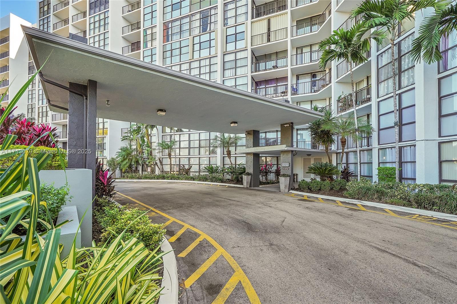 1000 Parkview Dr #730,Hallandale Beach, FL 33009