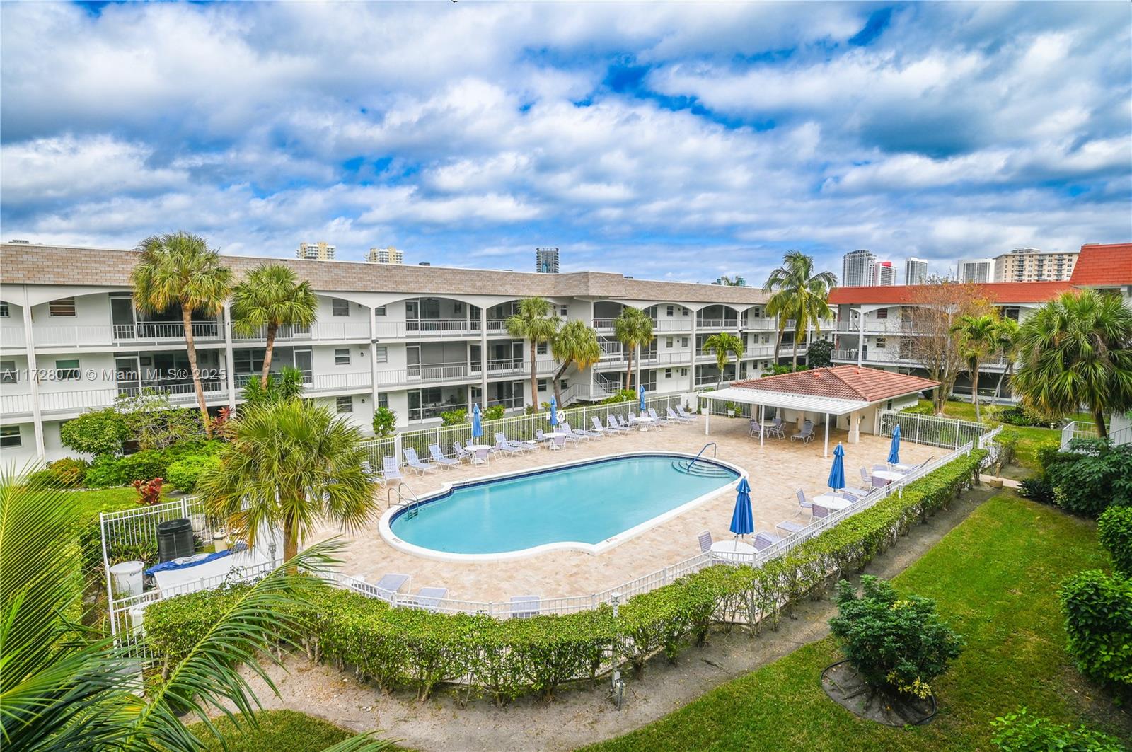 541 Blue Heron Dr #319