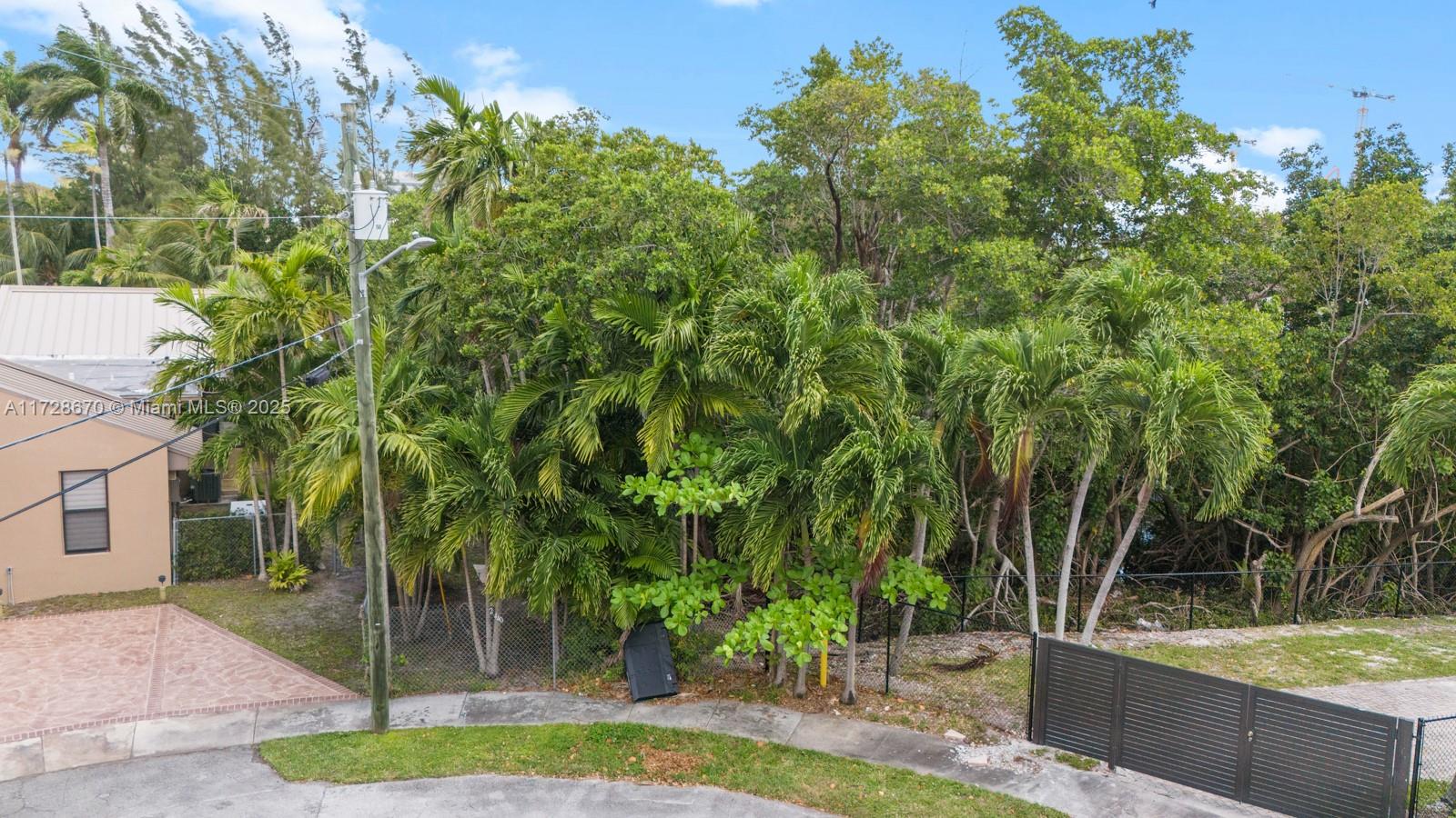 2440 NE 195th St Miami, FL 33180