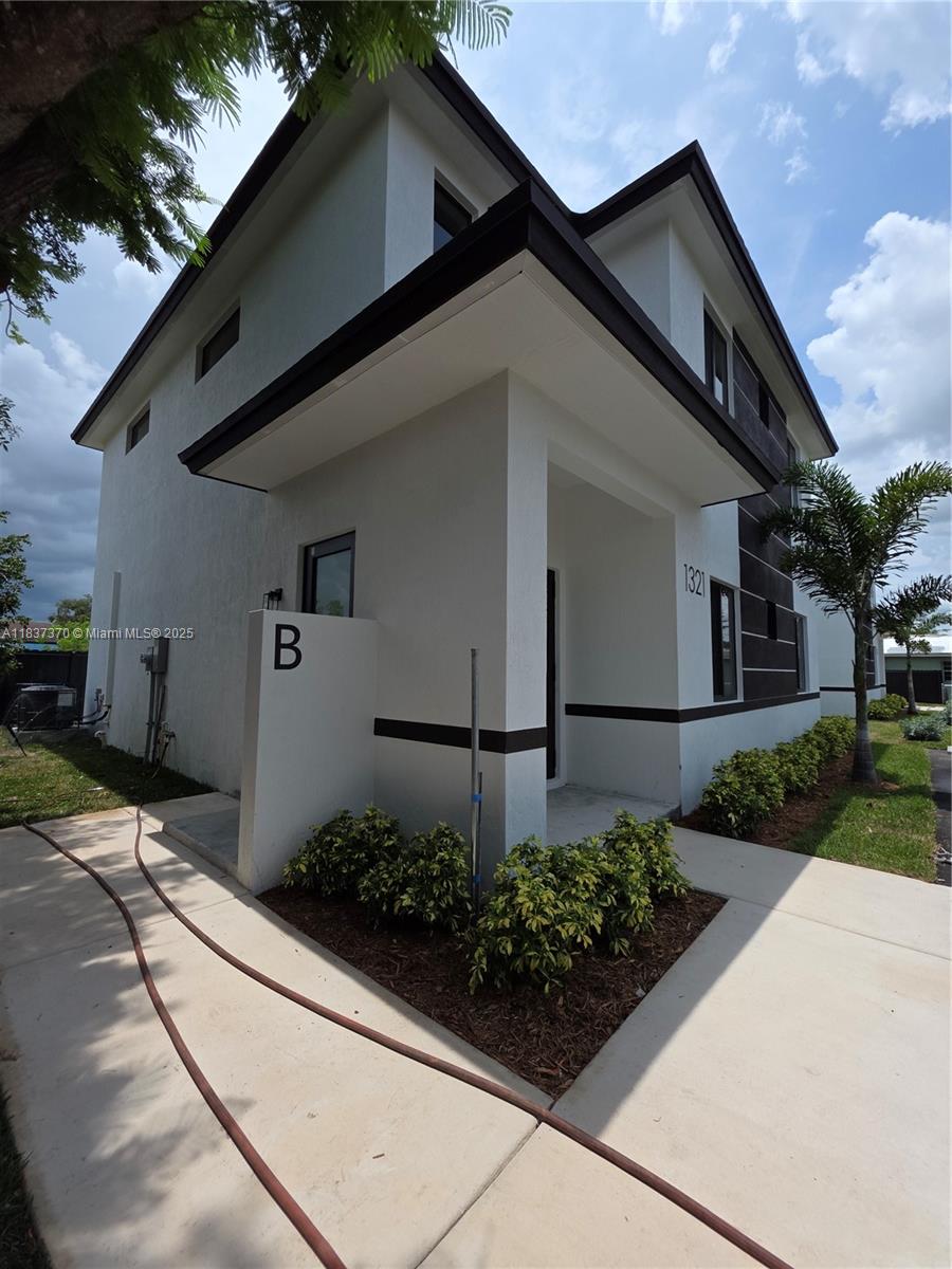 1321 NW 6th Ave #B