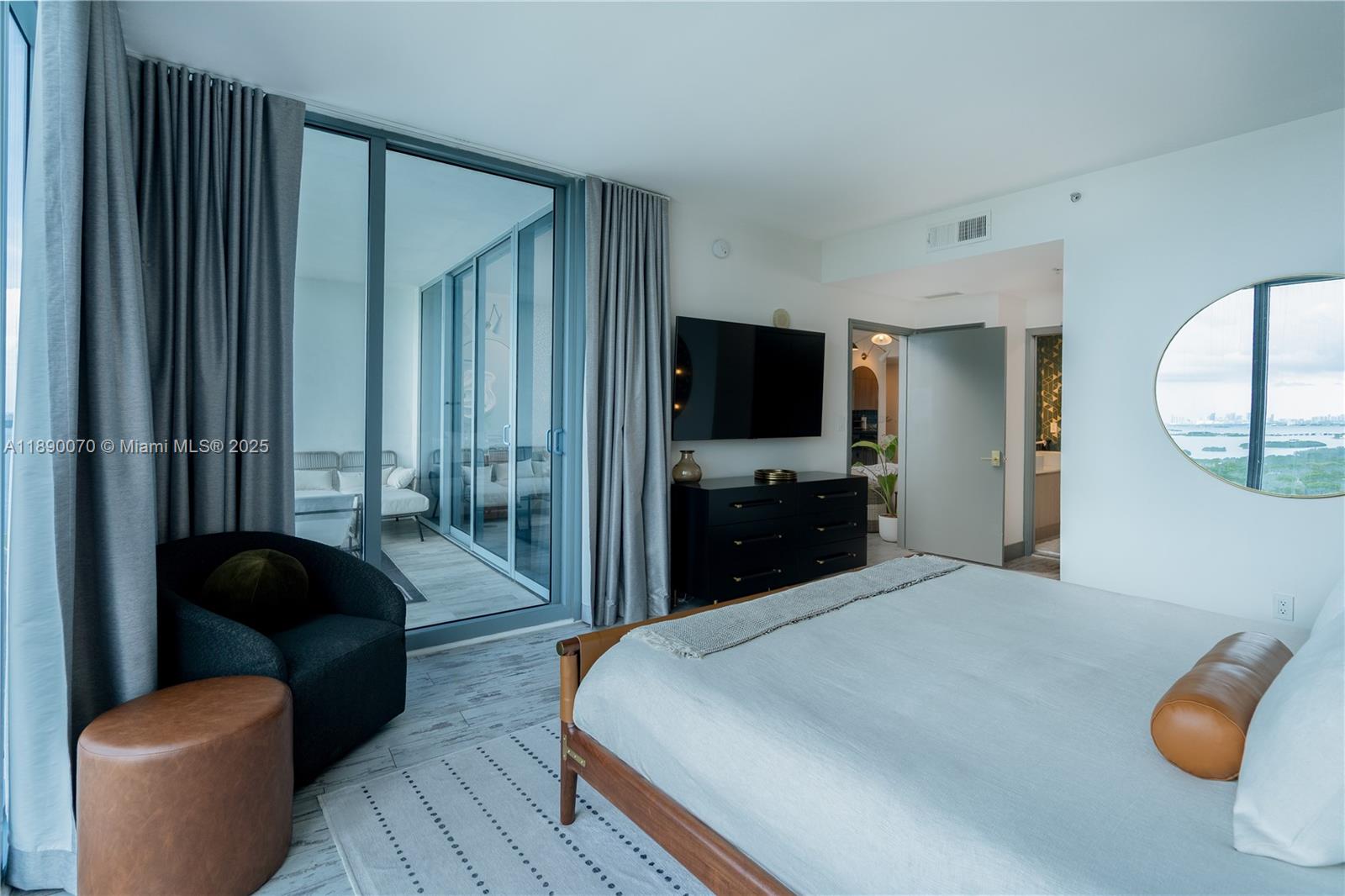 image Blue On The Bay12