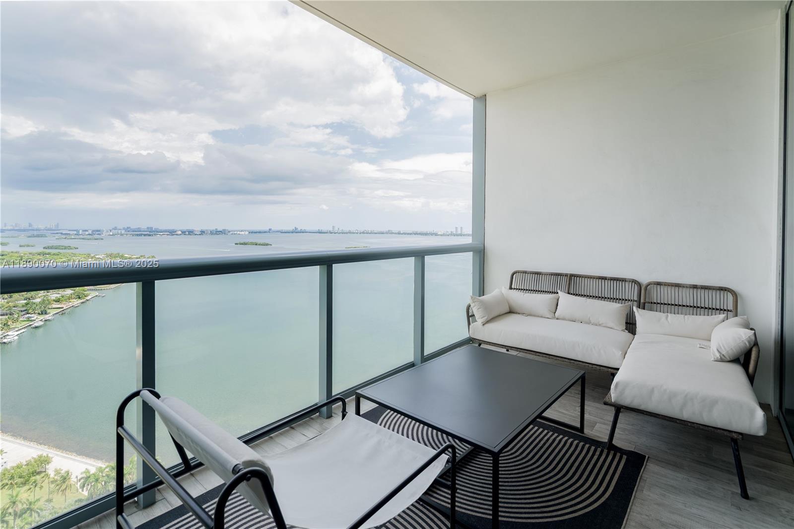 image Blue On The Bay17