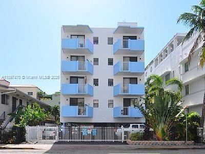 821 Collins Ave #402