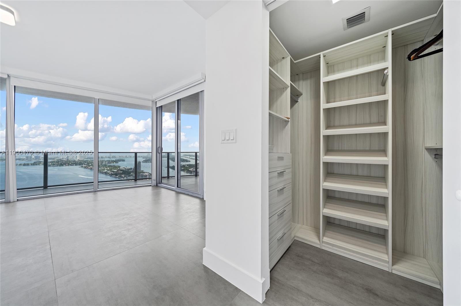 image Aria On The Bay Condo14