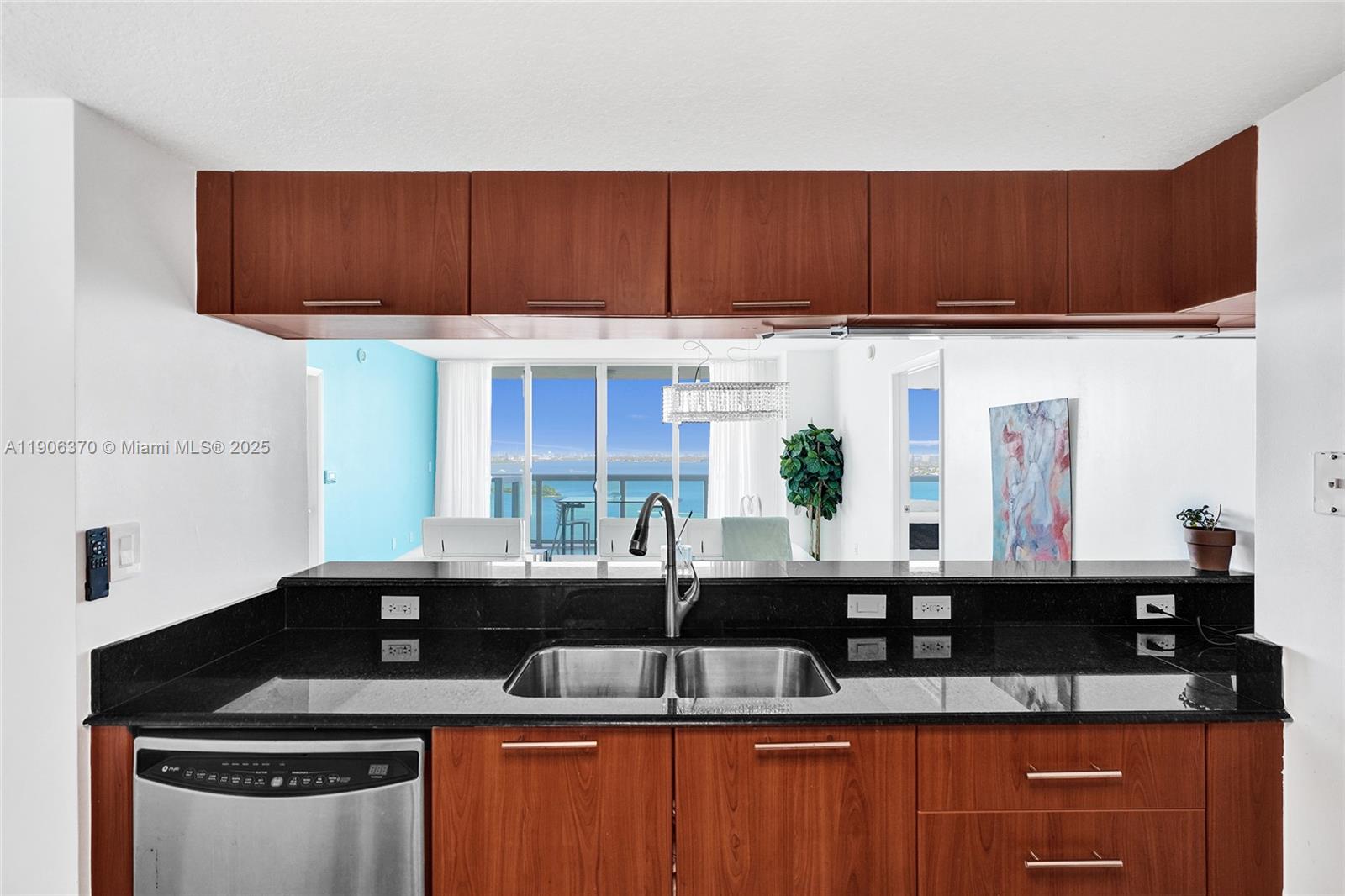 image 1800 Club Condominium2