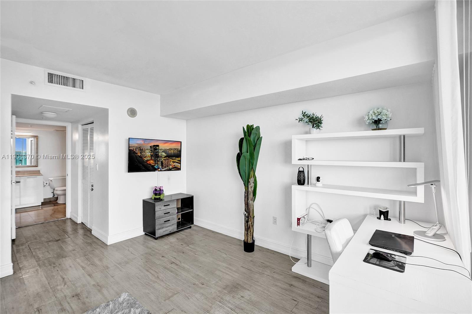 image 1800 Club Condominium8