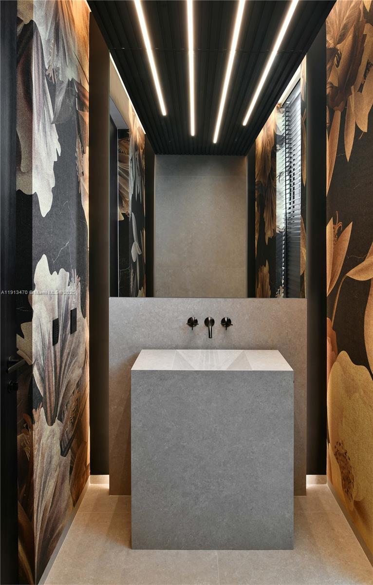 375 N Hibiscus Dr Miami Beach, FL 33139