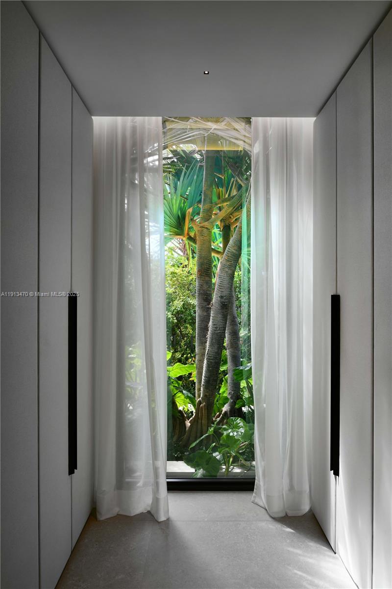 375 N Hibiscus Dr Miami Beach, FL 33139