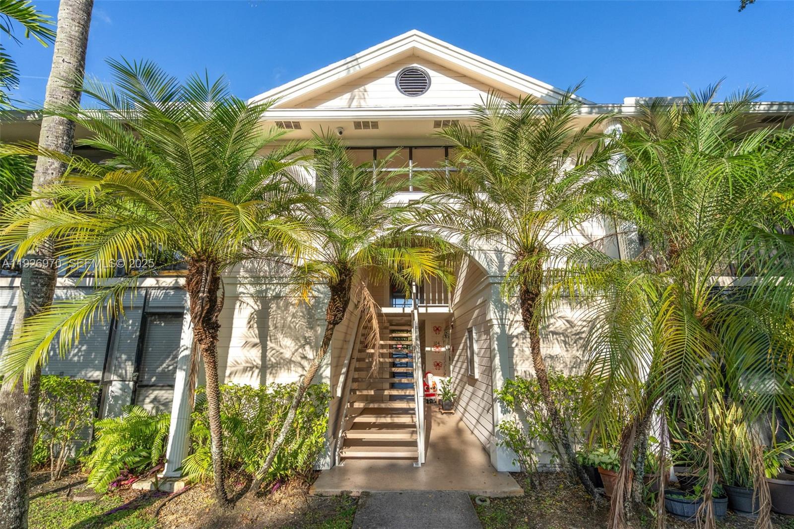 907 NE 199th St #101