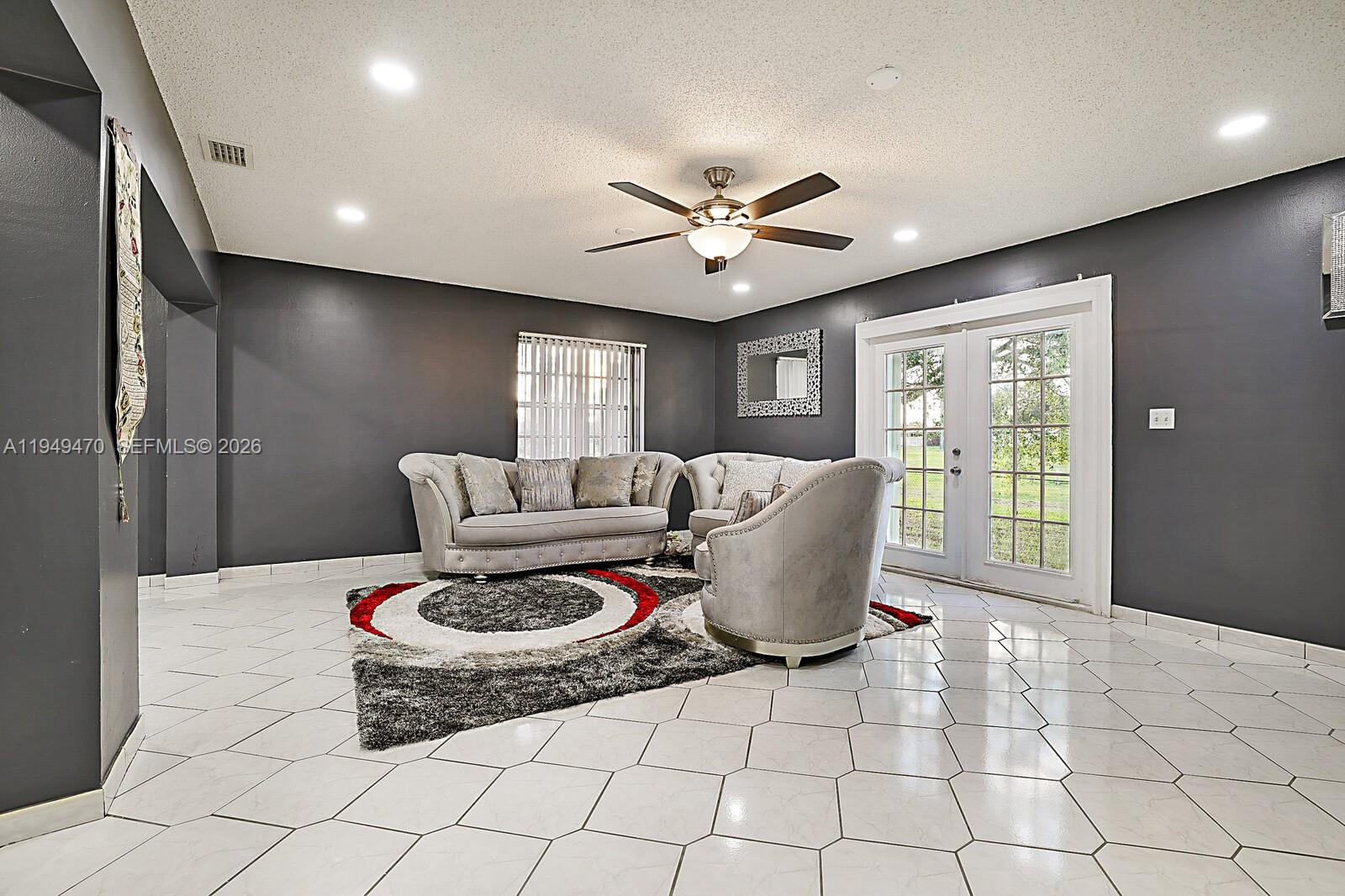 2210 NW 91st Ter Pembroke Pines, FL 33024