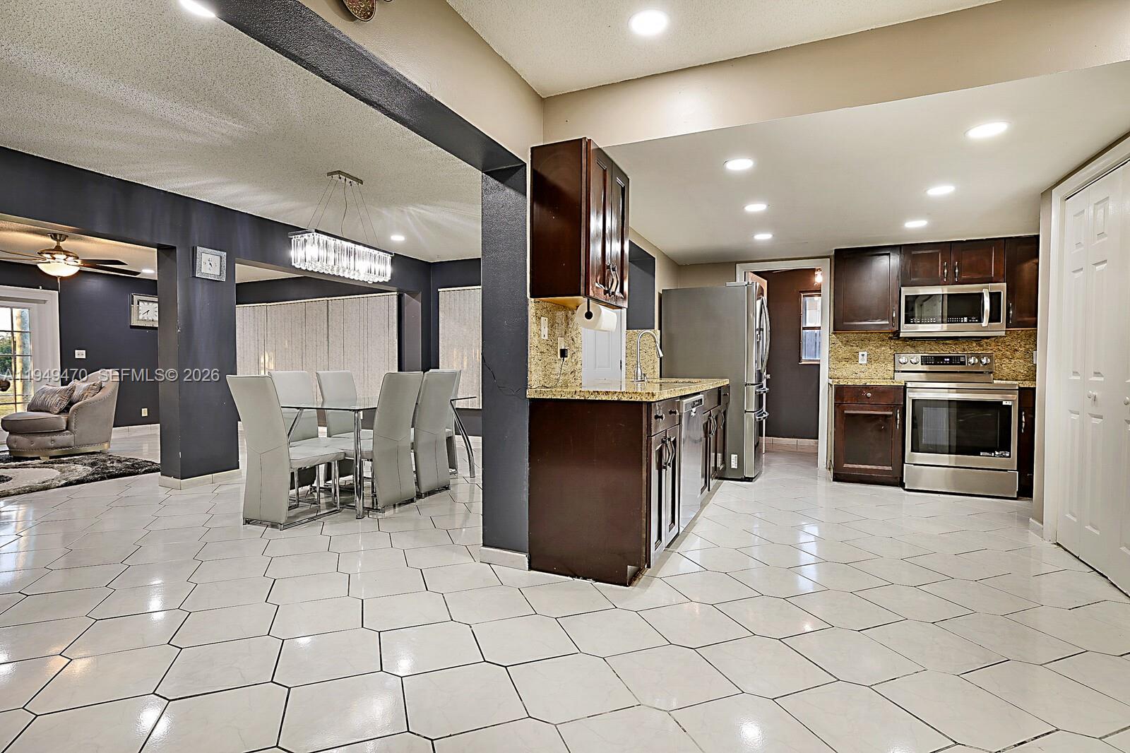 2210 NW 91st Ter Pembroke Pines, FL 33024