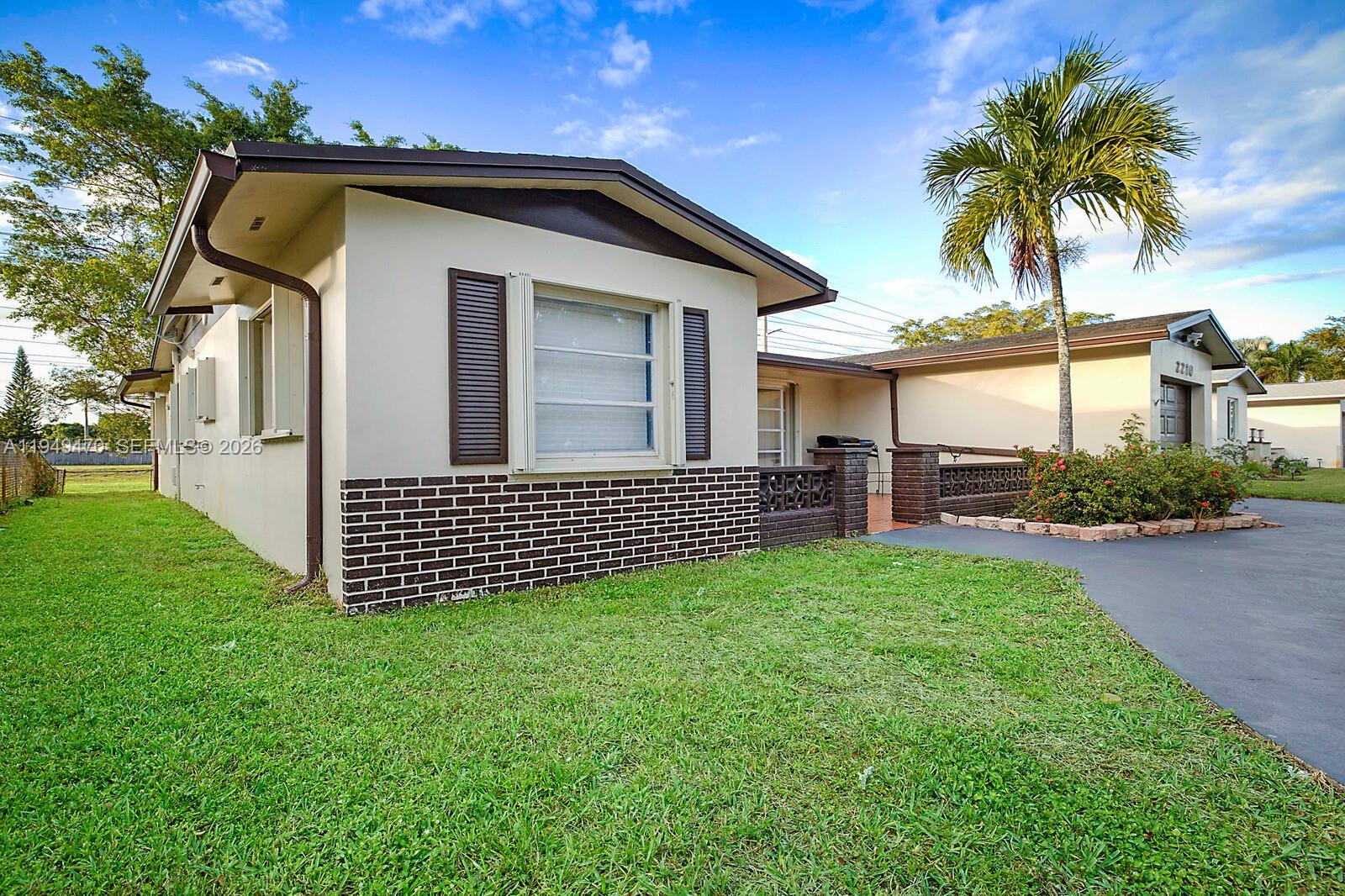 2210 NW 91st Ter Pembroke Pines, FL 33024