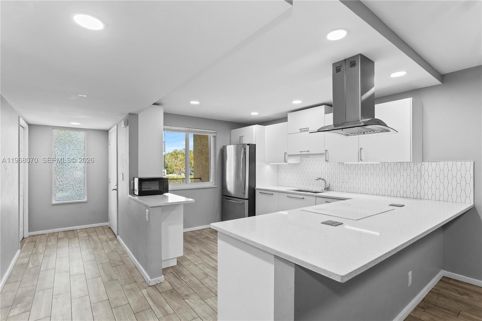 201 Lakeview Dr #203