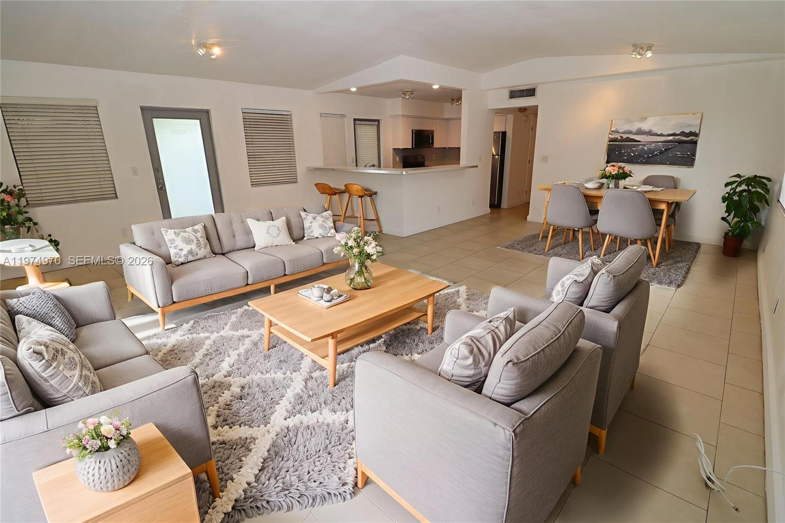 6835 Rue Versailles #205