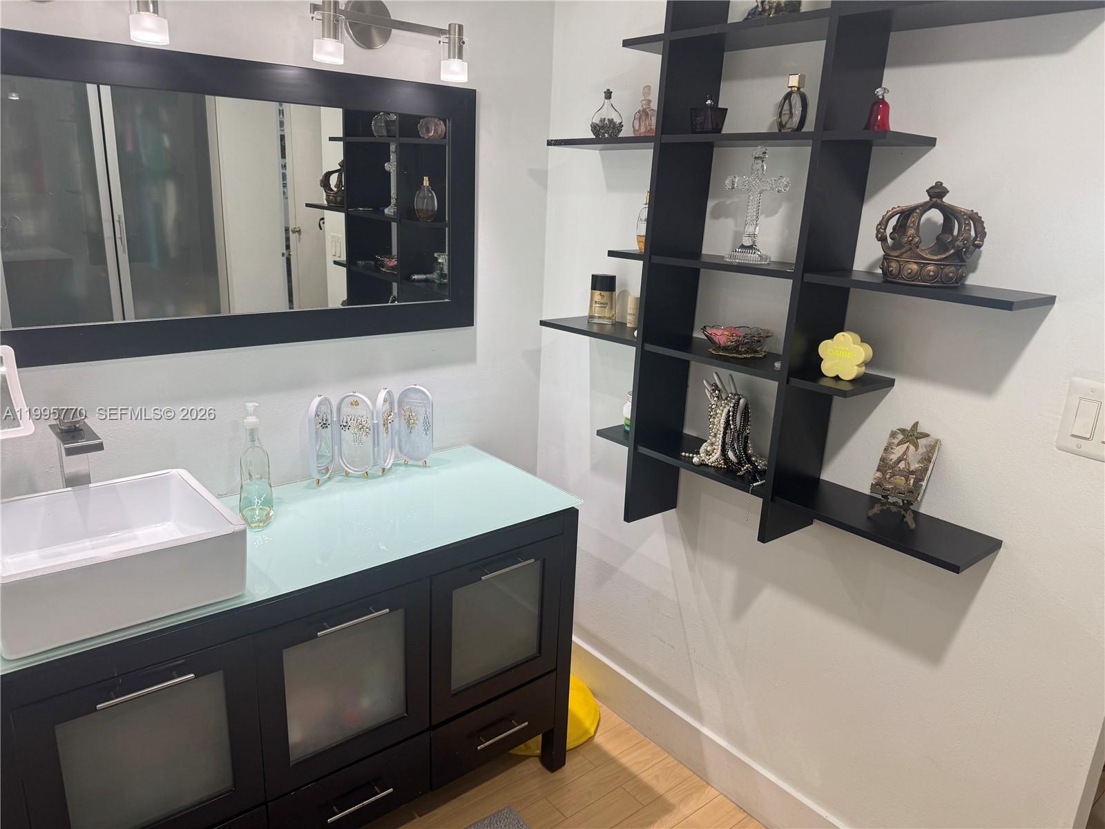 image Arlen House East15