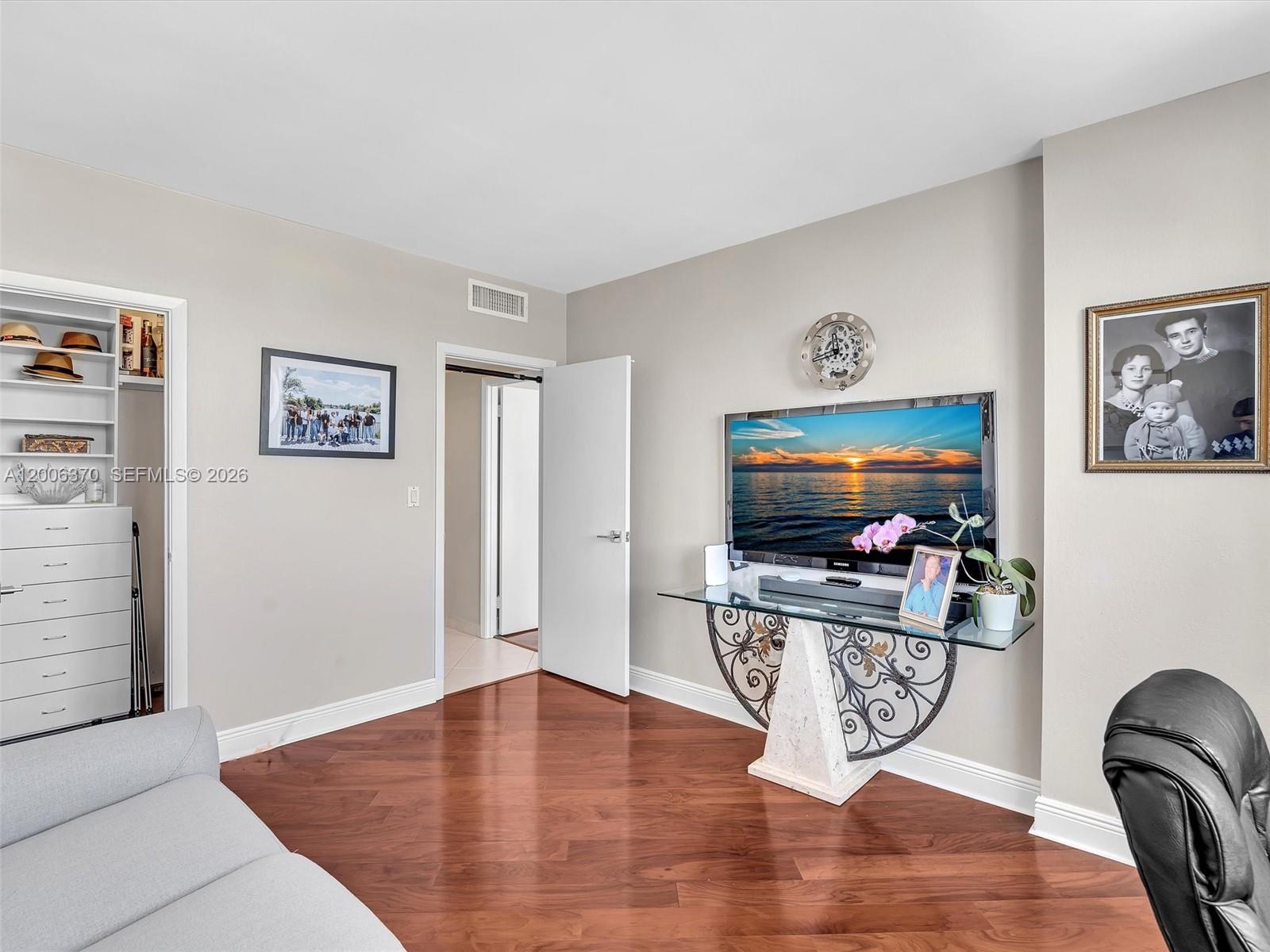 image Arlen House West34