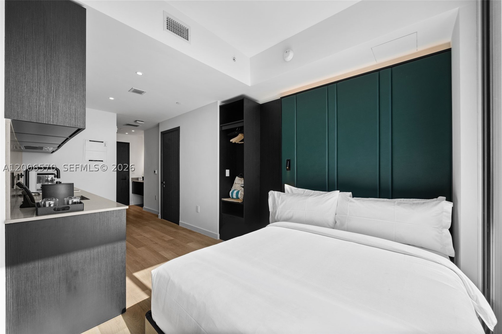 image E11EVEN Hotel & Residences8