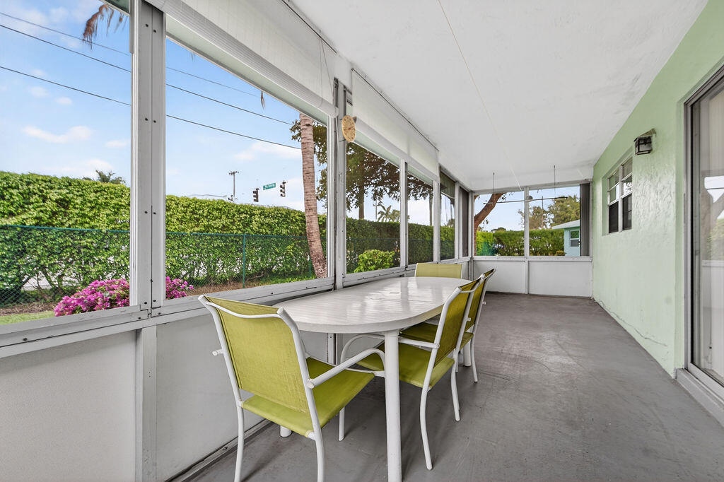 622 Hummingbird Delray Beach, FL 33445