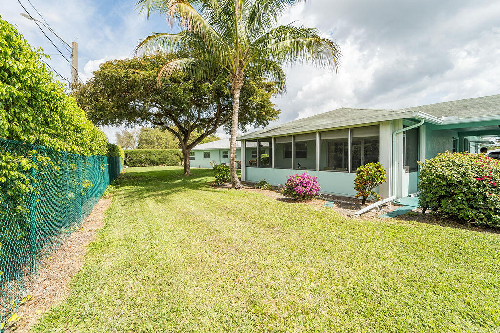 622 Hummingbird Delray Beach, FL 33445