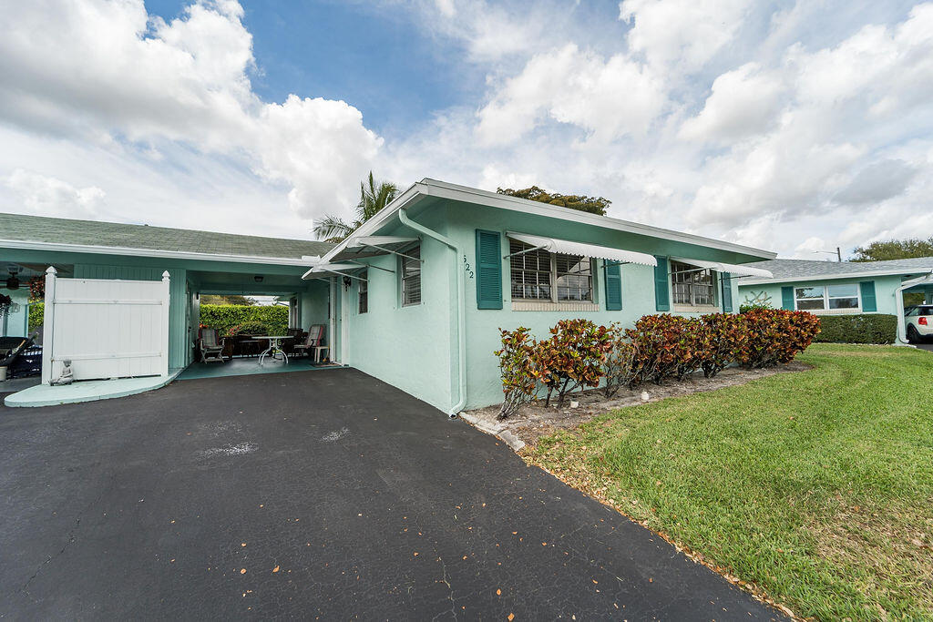 622 Hummingbird Delray Beach, FL 33445