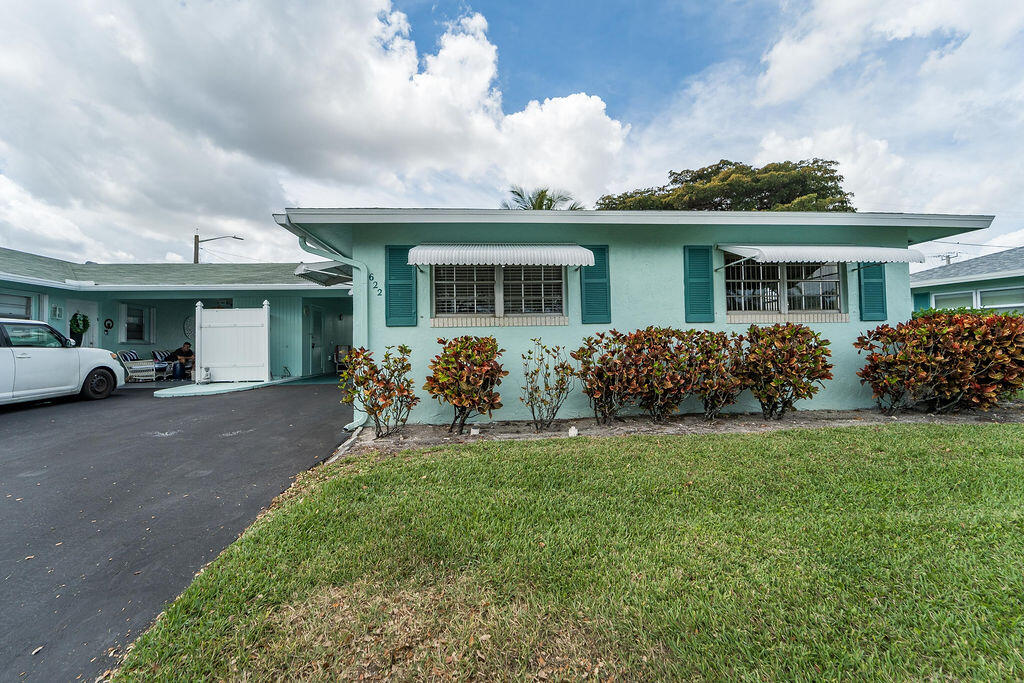 622 Hummingbird Delray Beach, FL 33445