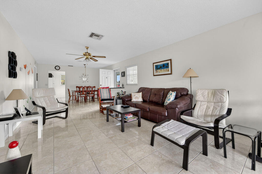 622 Hummingbird Delray Beach, FL 33445
