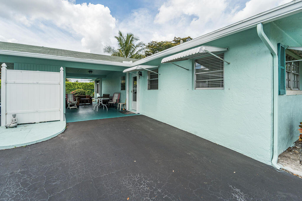 622 Hummingbird Delray Beach, FL 33445