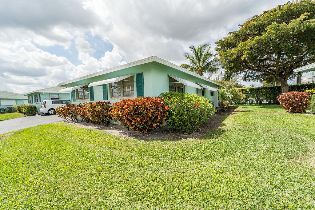 622 Hummingbird Delray Beach, FL 33445