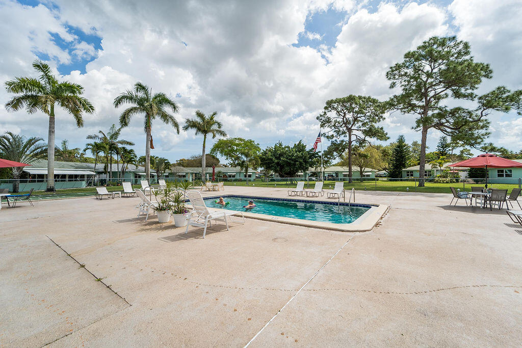 622 Hummingbird Delray Beach, FL 33445