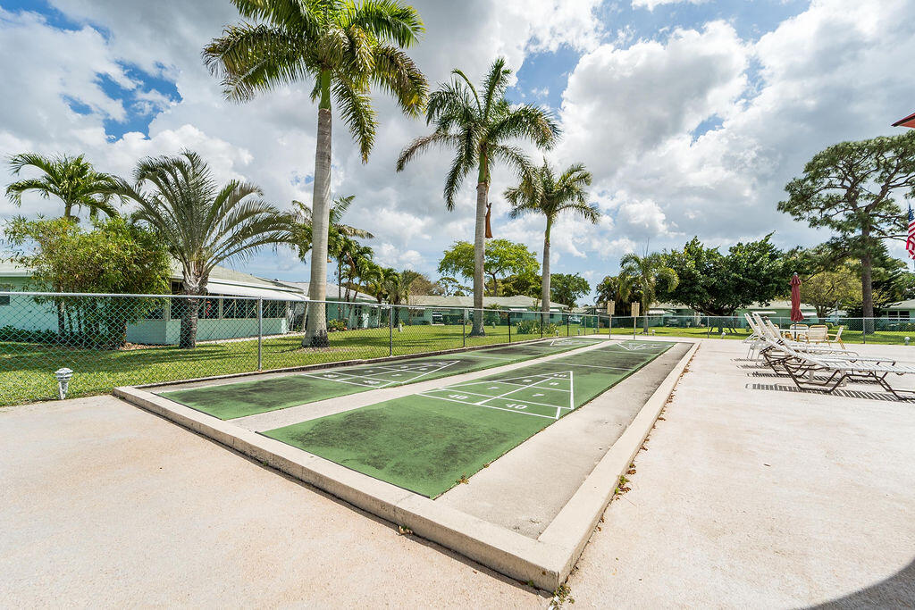 622 Hummingbird Delray Beach, FL 33445