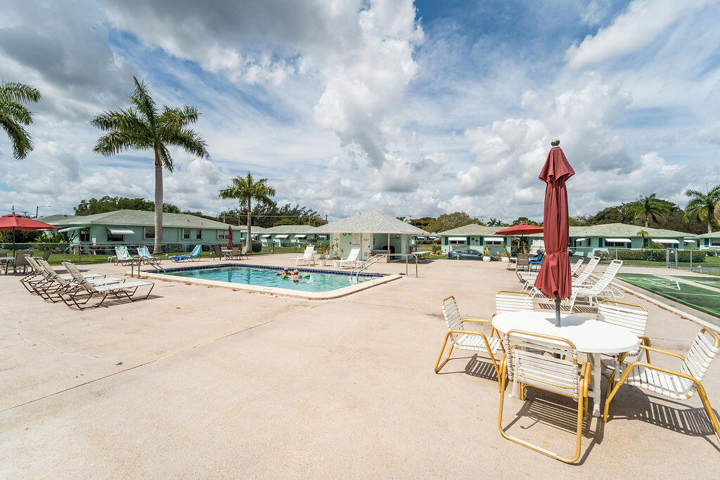 622 Hummingbird Delray Beach, FL 33445