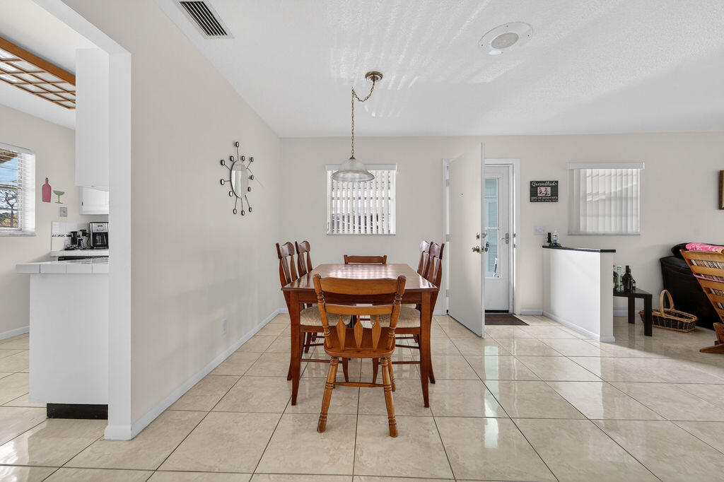 622 Hummingbird Delray Beach, FL 33445