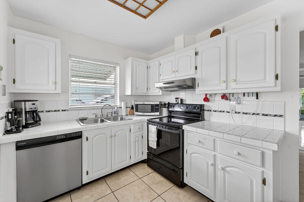 622 Hummingbird Delray Beach, FL 33445