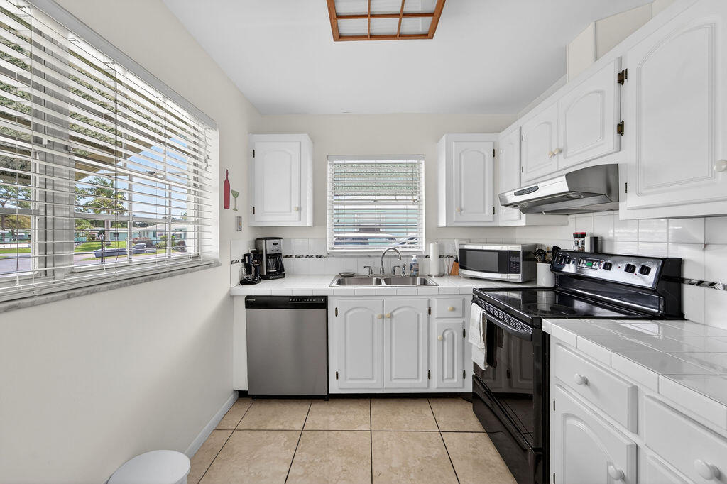 622 Hummingbird Delray Beach, FL 33445