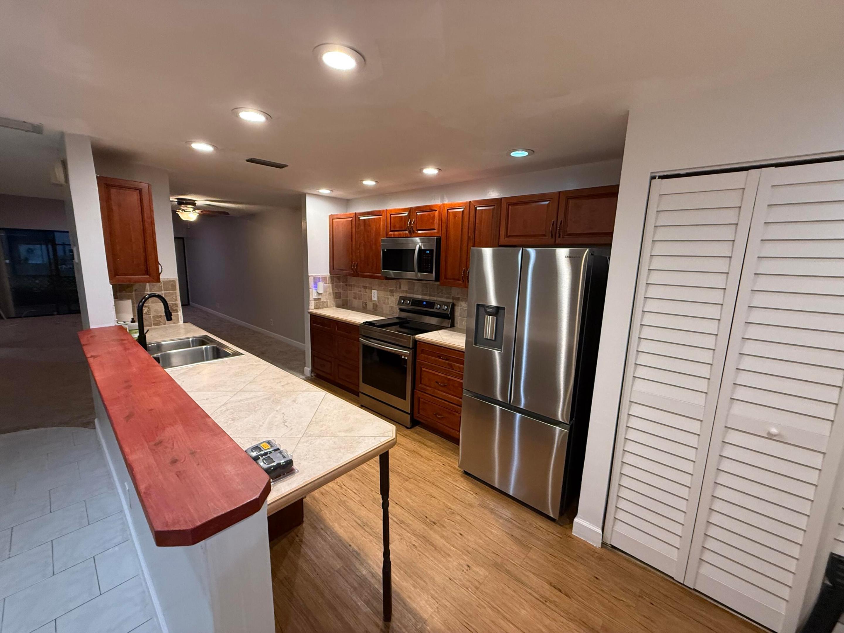 1097 NW 98th #110 Pembroke Pines, FL 33024