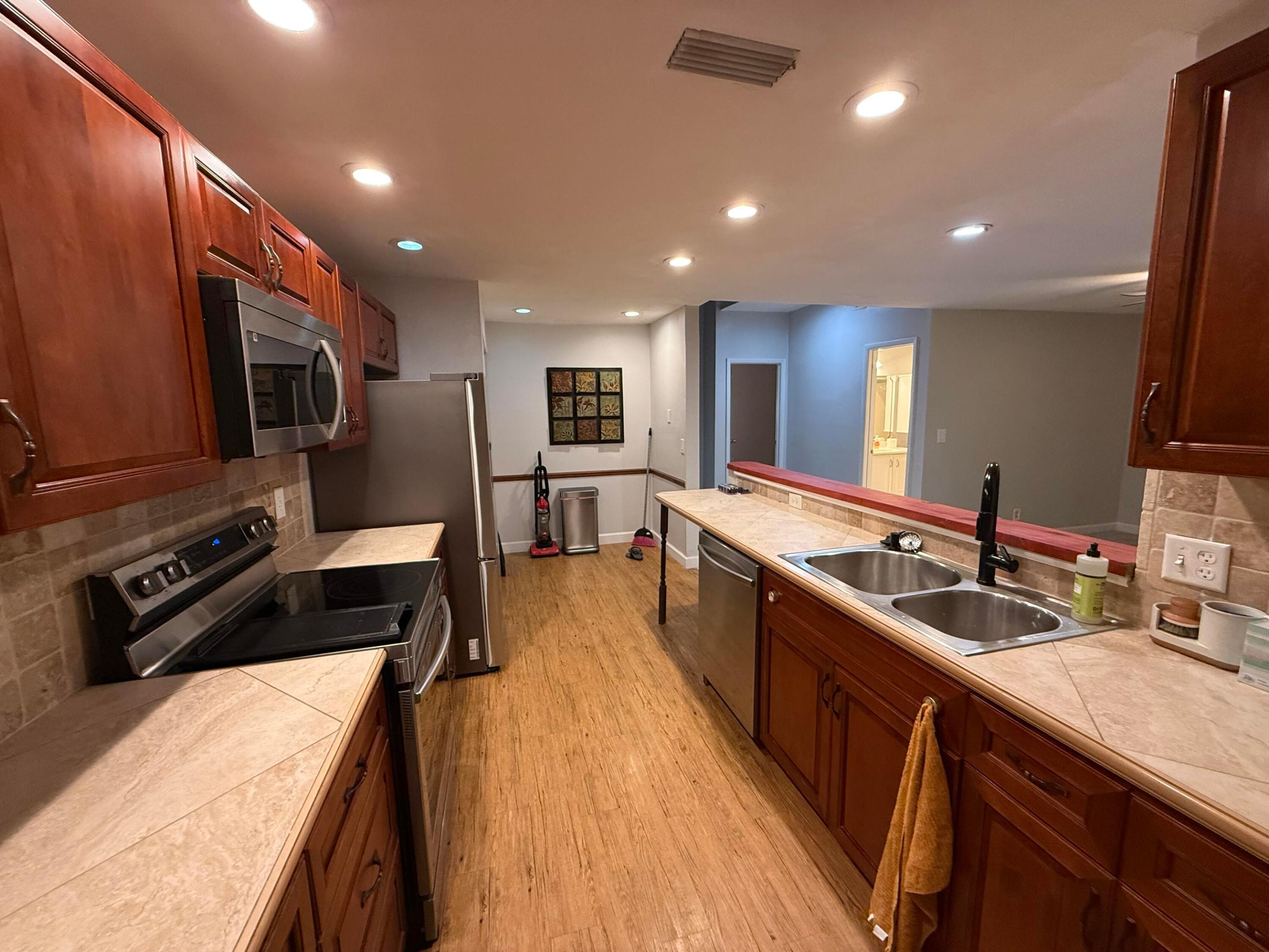 1097 NW 98th #110 Pembroke Pines, FL 33024