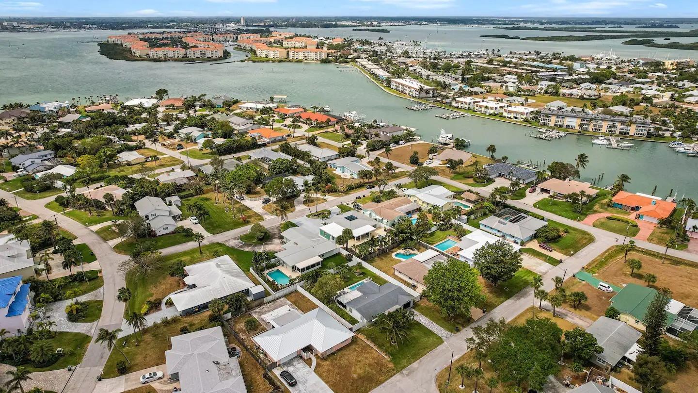 608 Malabar Ave Hutchinson Island, FL 34949