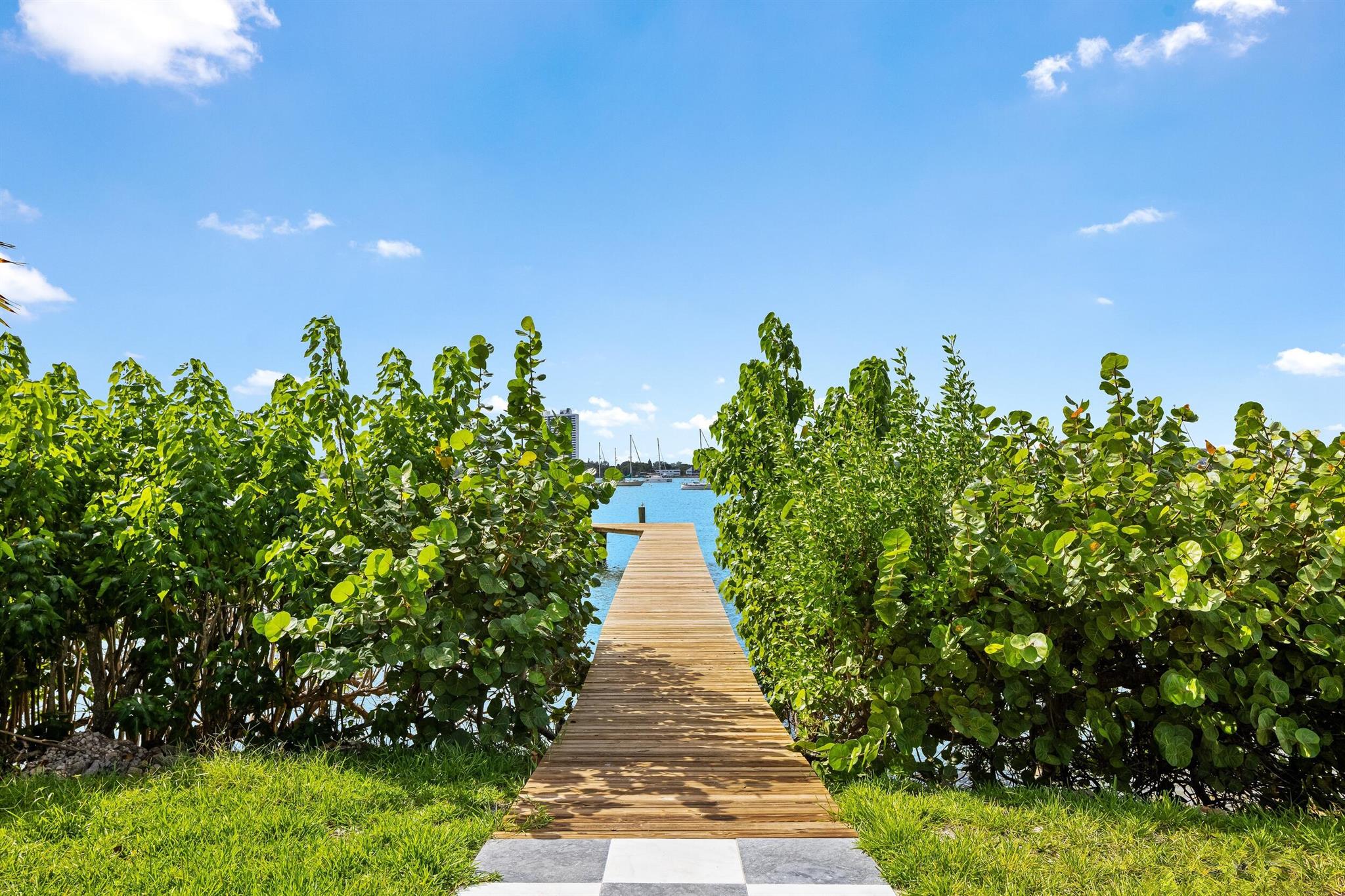 1246 N Lake Way Palm Beach, FL 33480